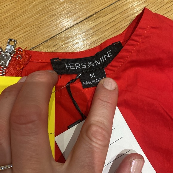 Hers&mine Woman’s red top with buff sleeves and tied sides - Picture 4 of 9